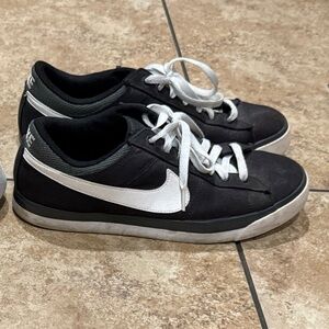 Nike Men's Black and White Sneakers